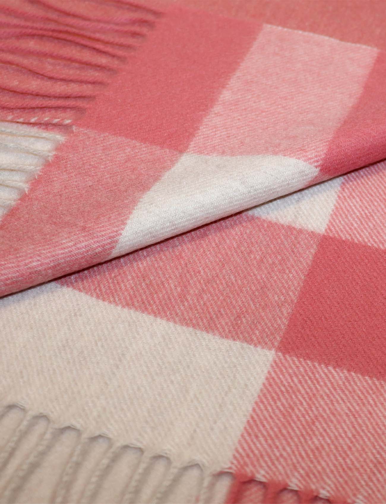 Plaid cashmere scarf in pink for women details