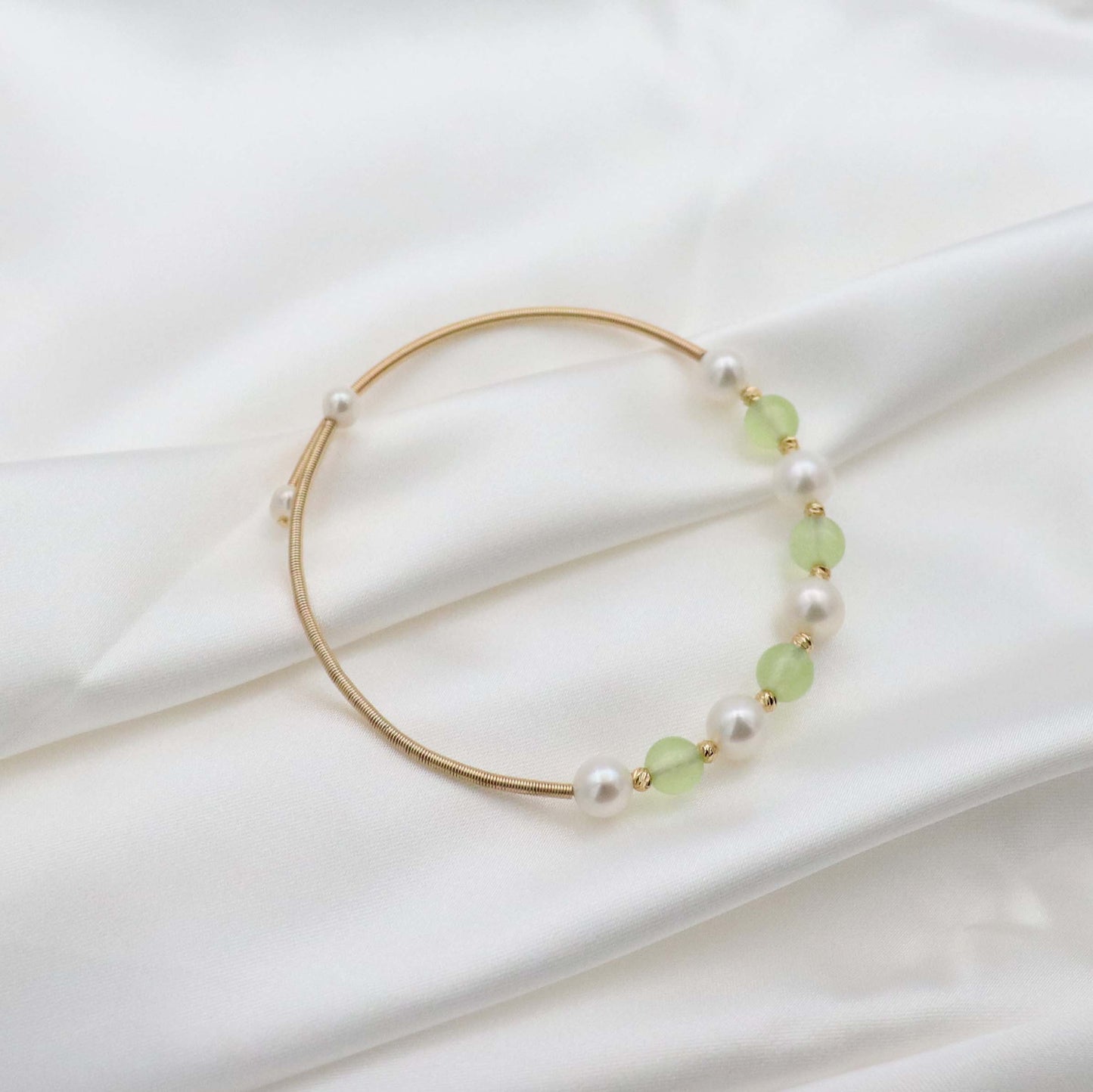Adjustable pearl bracelet