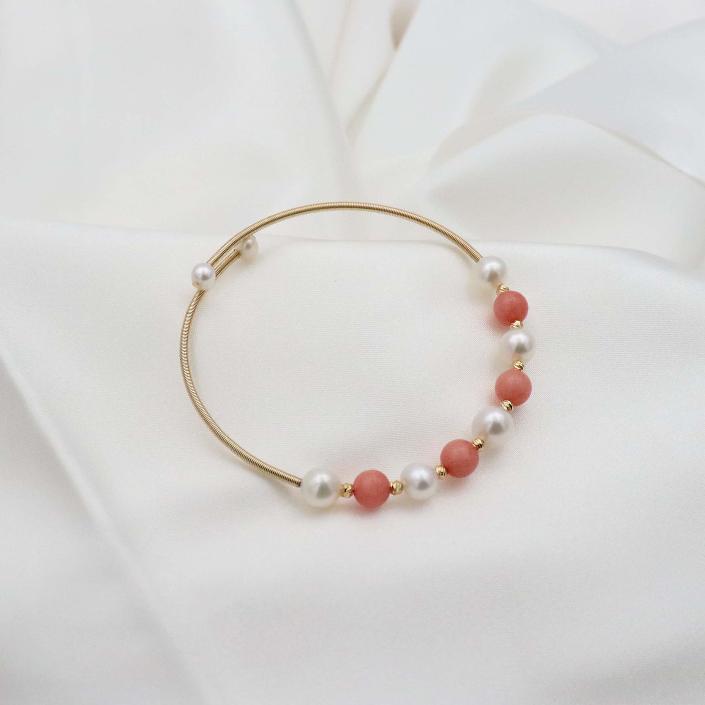 Adjustable pearl bracelet